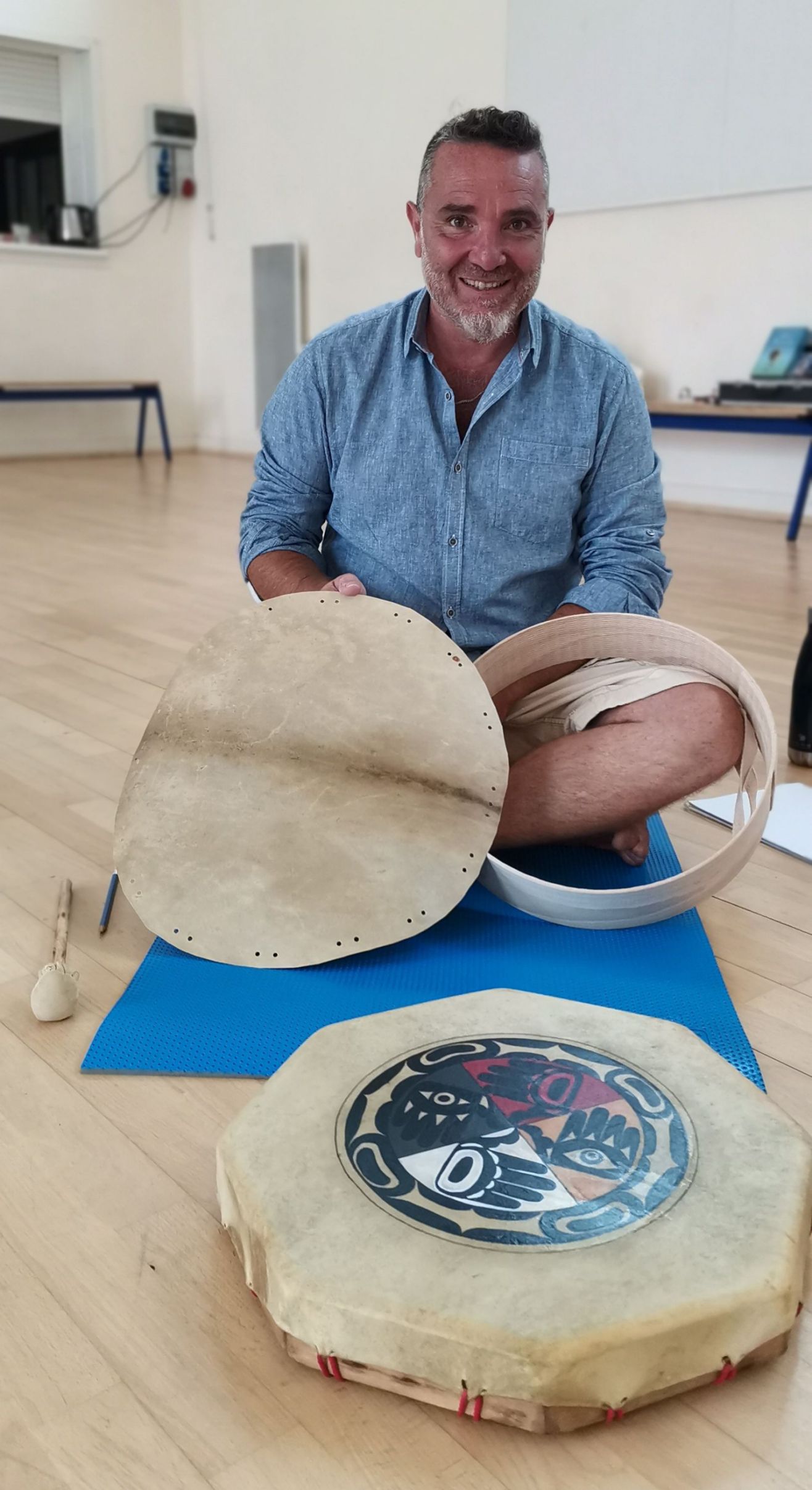 Régis Archimbaud en préparation d'un tambour chamanique
