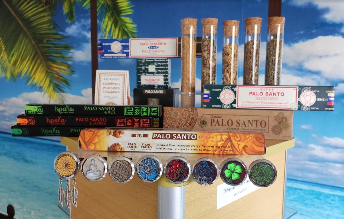 Sélection d’encens, plantes, huiles et accessoires au Palo Santo